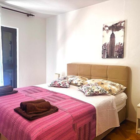 Apartments Ares Ровин Екстериор снимка