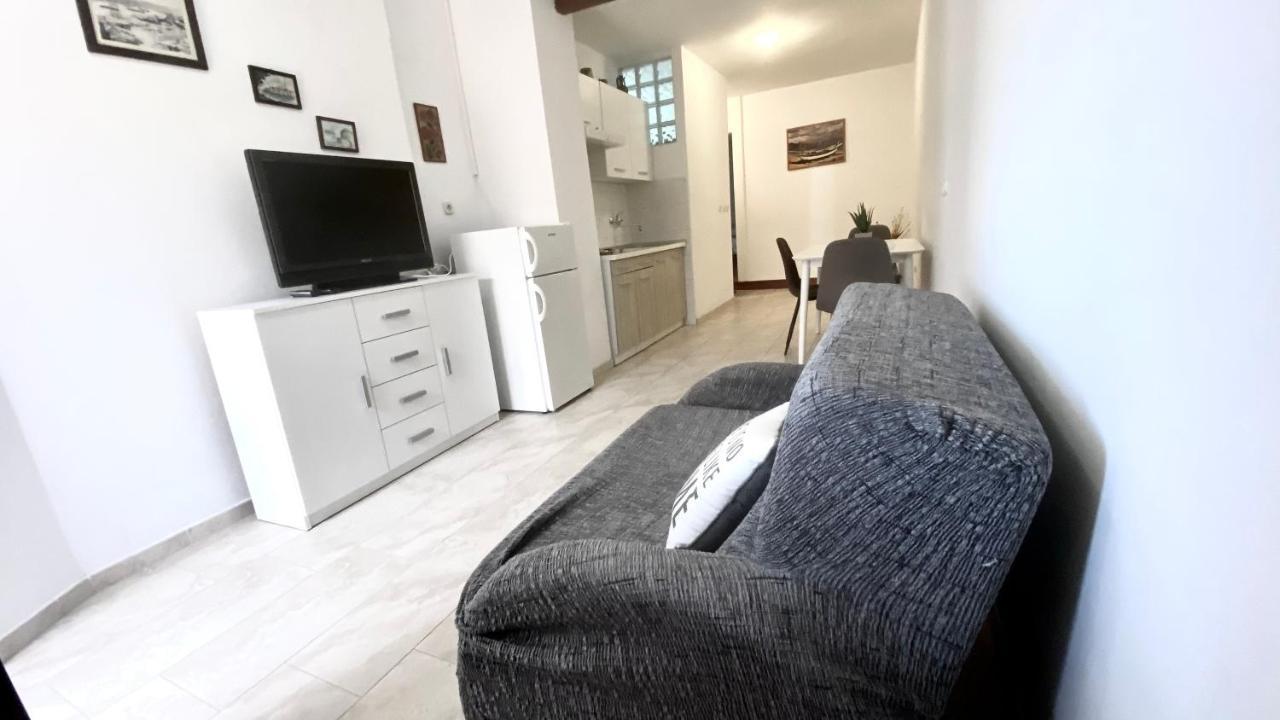 Apartments Ares Ровин Екстериор снимка