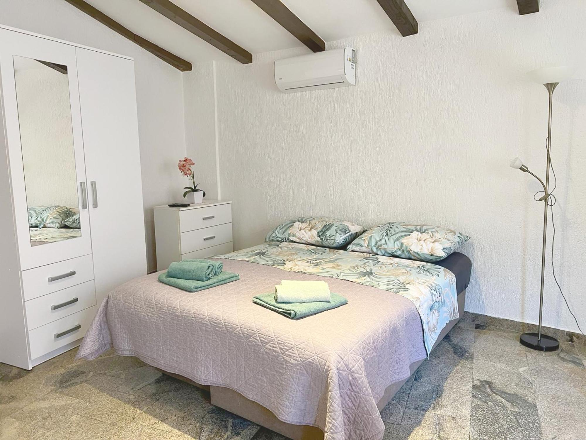 Apartments Ares Ровин Екстериор снимка