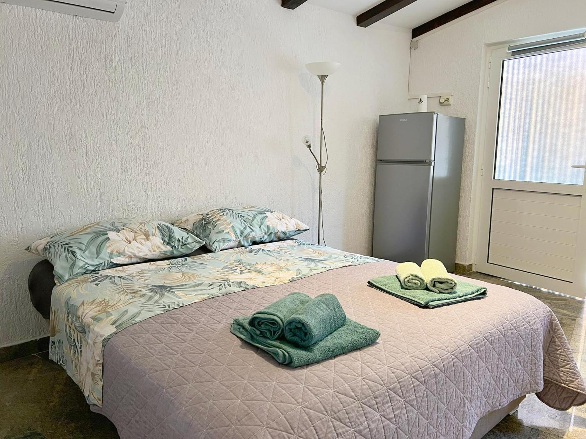 Apartments Ares Ровин Екстериор снимка