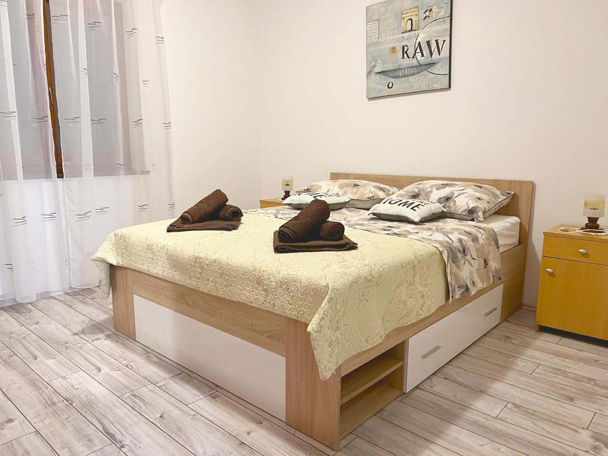 Apartments Ares Ровин Екстериор снимка