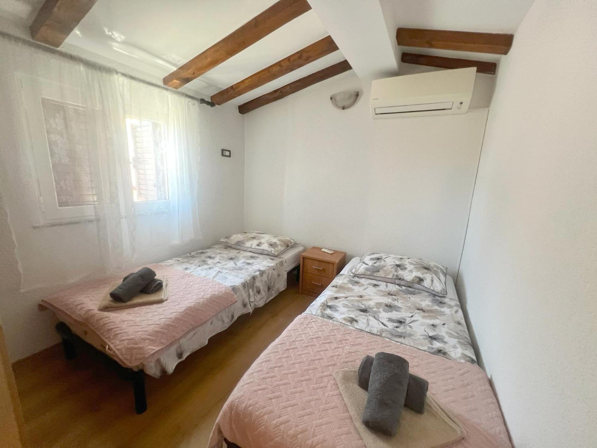 Apartments Ares Ровин Екстериор снимка
