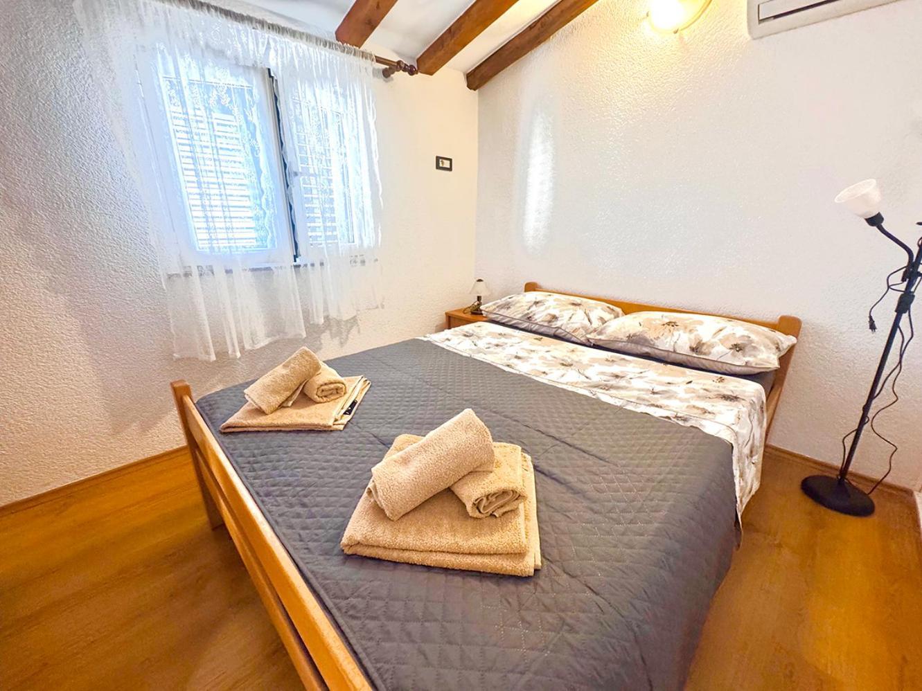 Apartments Ares Ровин Екстериор снимка