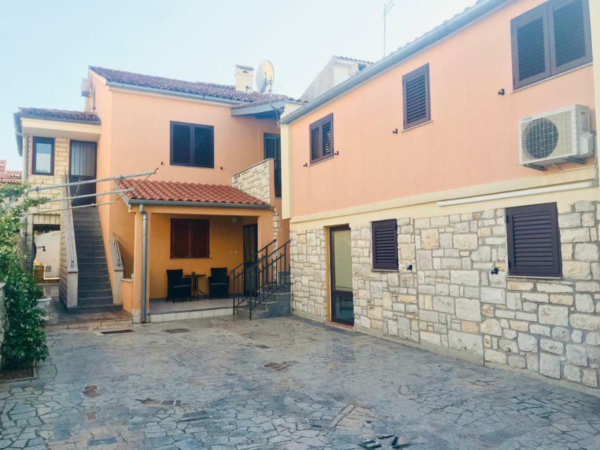 Apartments Ares Ровин Екстериор снимка